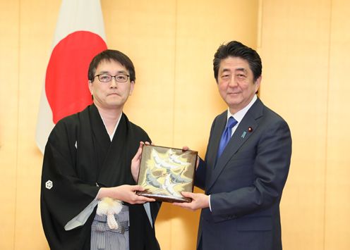 Photograph of the Prime Minister attending the award ceremony (4)