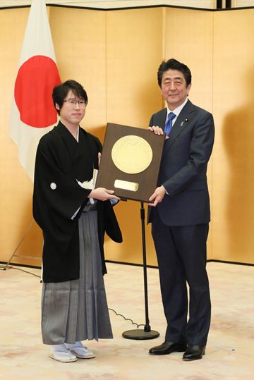Photograph of the Prime Minister attending the award ceremony (6)