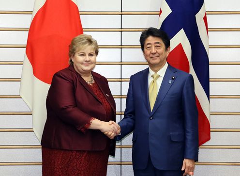 Photograph of the leaders shaking hands