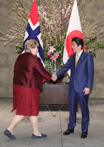 Photograph of the Prime Minister welcoming the Prime Minister of Norway