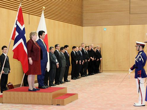 Photograph of the salute and the guard of honor ceremony (2)