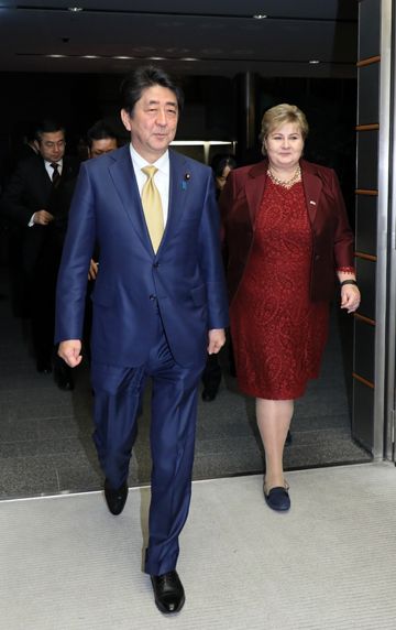 Photograph of the leaders heading to the joint press announcement