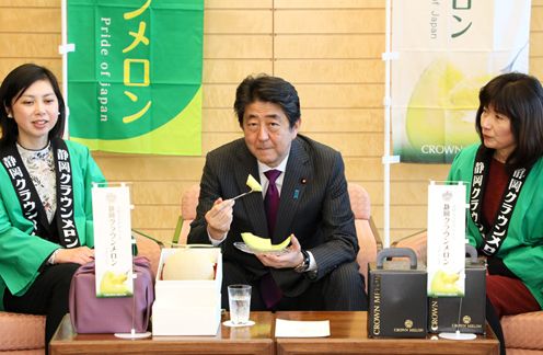 Photograph of the Prime Minister being presented with the Shizuoka Crown Melon (3)