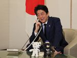 Photograph of the Prime Minister making the congratulatory telephone call to speed skater Nao Kodaira