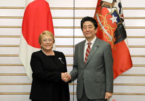 Photograph of the leaders shaking hands