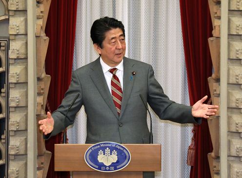 Photograph of the Prime Minister delivering an address at the dinner banquet (1)