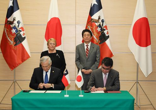 Photograph of the leaders attending the signing ceremony (1)