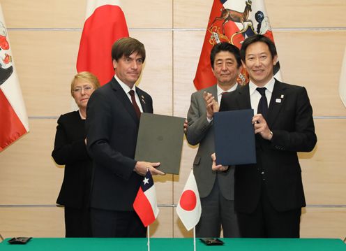 Photograph of the leaders attending the signing ceremony (2)