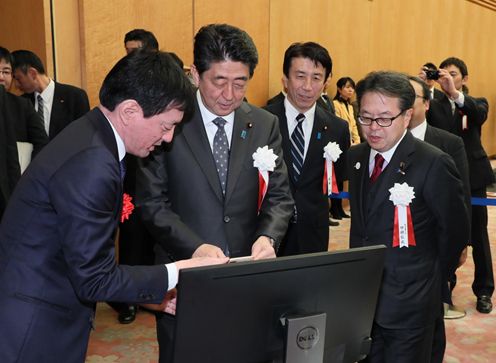 Photograph of the Prime Minister visiting an award winner’s exhibit (1)