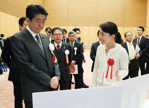 Photograph of the Prime Minister visiting an award winner’s exhibit (2)