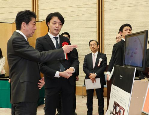 Photograph of the Prime Minister visiting an award winner’s exhibit (3)