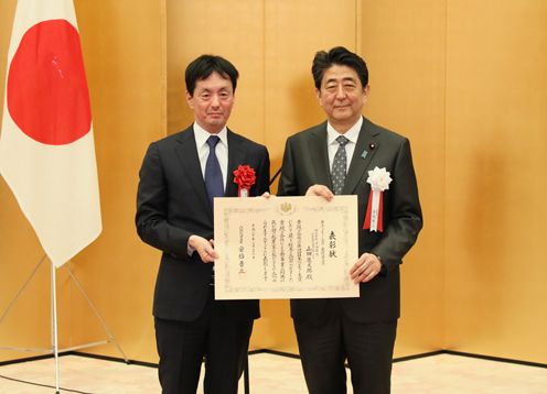 Photograph of the Prime Minister taking a commemorative photograph with award winners