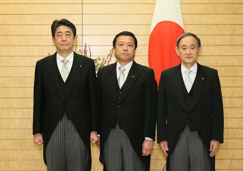 Photograph of the Prime Minister attending a photograph session with the newly appointed Minister Fukui (1)