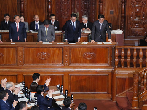 Photograph of the Prime Minister bowing after the vote at the plenary session of the House of Representatives (1)