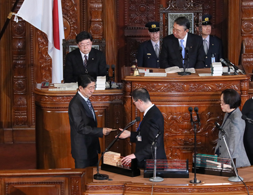 Photograph of the Prime Minister casting a vote at the plenary session of the House of Representatives
