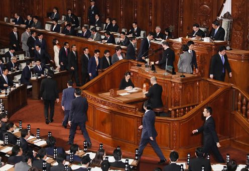 Photograph of the Prime Minister overseeing the vote at the plenary session of the House of Representatives