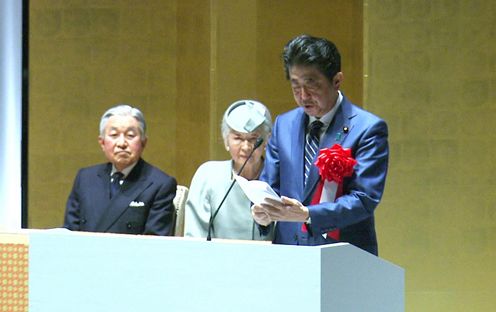 Photograph of the Prime Minister delivering a congratulatory address