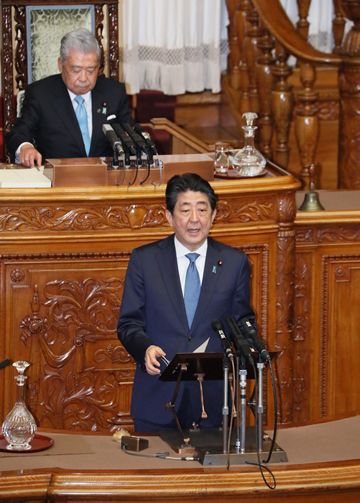 Photograph of the Prime Minister answering questions (2)