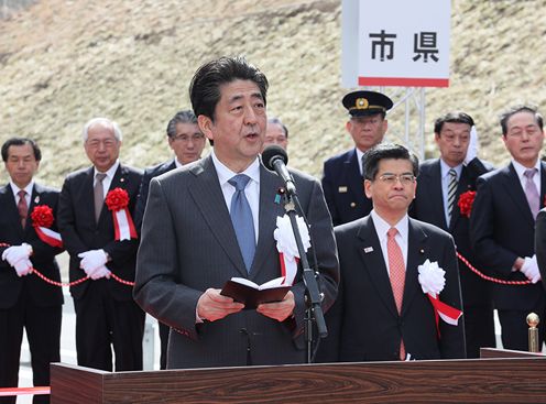 Photograph of the Prime Minister delivering a congratulatory address at the Soma-Fukushima Road opening ceremony