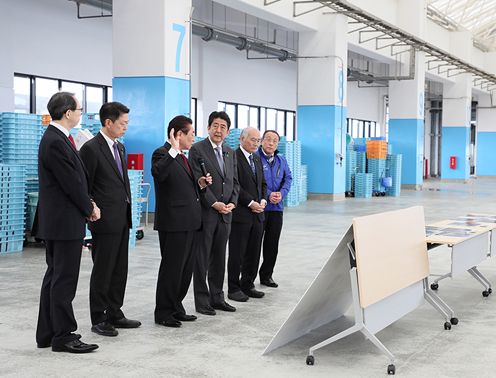 Photograph of the Prime Minister visiting the Matsukawaura fishing port