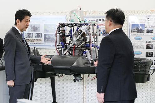 Photograph of the Prime Minister visiting an SME engaged in R&D on robots and other devices (1)