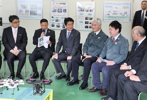 Photograph of the Prime Minister visiting an SME engaged in R&D on robots and other devices (2)