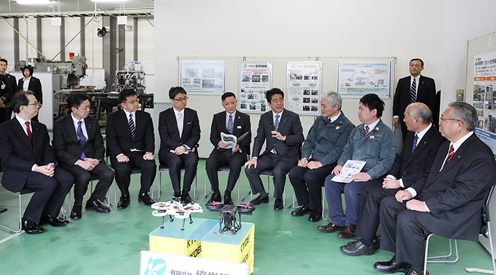 Photograph of the Prime Minister visiting an SME engaged in R&D on robots and other devices (3)