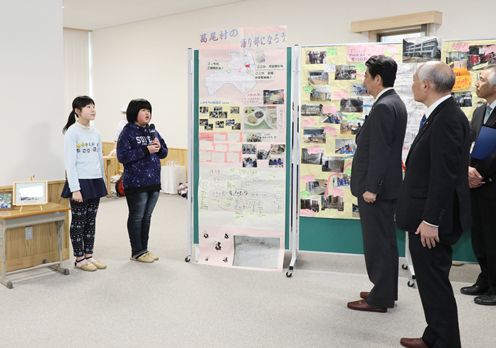 Photograph of the Prime Minister visiting Katsurao Elementary and Junior High Schools  (2)
