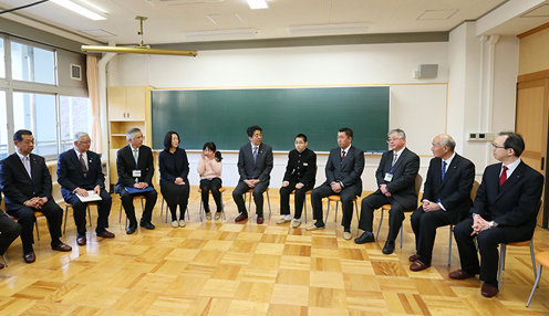 Photograph of the Prime Minister visiting Katsurao Elementary and Junior High Schools  (4)