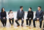 Photograph of the Prime Minister visiting Katsurao Elementary and Junior High Schools  (1)