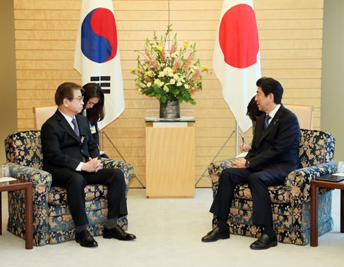 Photograph of the Prime Minister receiving the courtesy call (1)