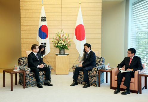 Photograph of the Prime Minister receiving the courtesy call (2)