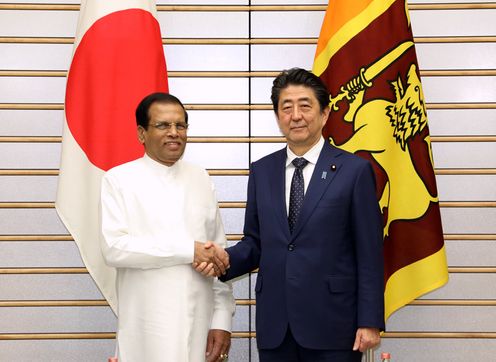 Photograph of the leaders shaking hands