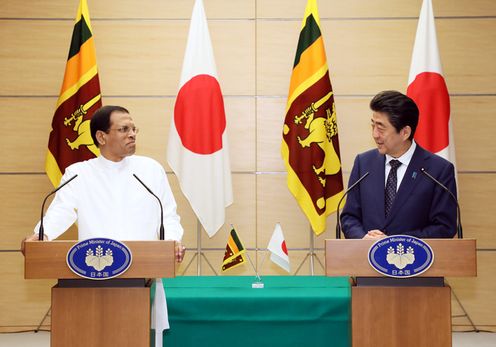 Photograph of the joint press announcement (2)