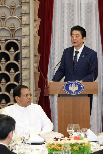 Photograph of the Prime Minister delivering an address at the dinner banquet (1)