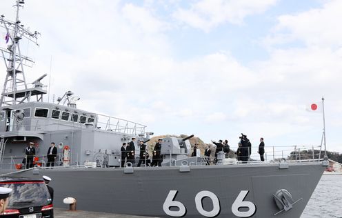 Photograph of the Prime Minister touring the minesweeper J.S. Hatsushima  (minesweeper) (3)