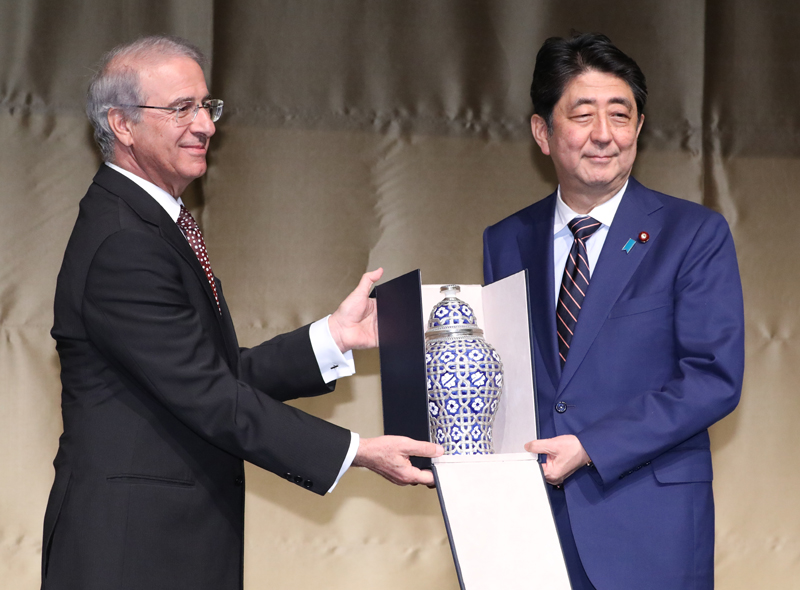 Photograph of the Prime Minister receiving a commemorative gift