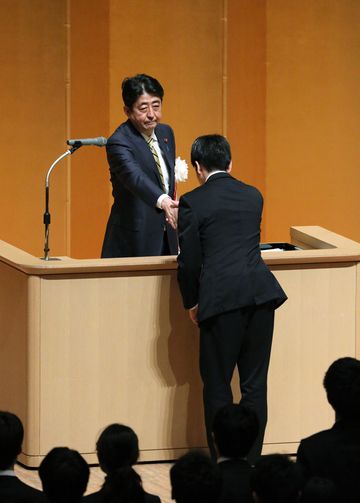 Photograph of the Prime Minister receiving the trainees’ declaration of determination