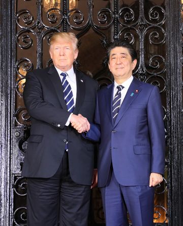 Photograph of the Prime Minister being welcomed by the President of the United States