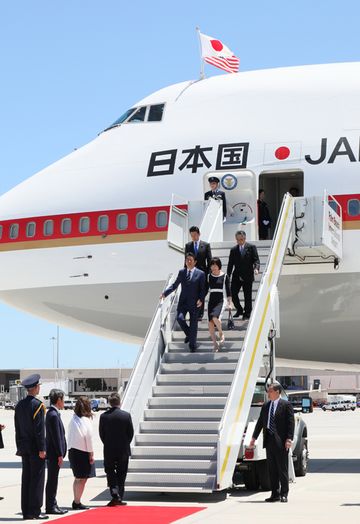 Photograph of the Prime Minister arriving in Palm Beach