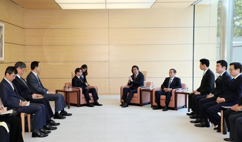 Photograph of the Prime Minister holding the meeting