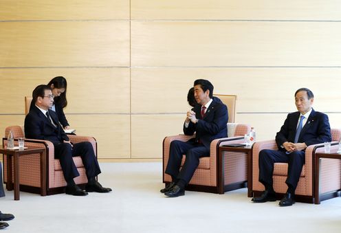 Photograph of the Prime Minister holding the meeting