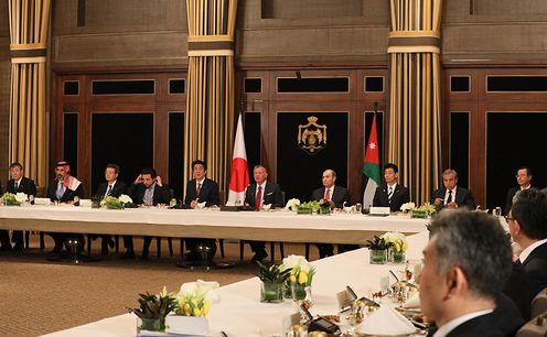 hotograph of the Prime Minister attending a working lunch with the economic mission
