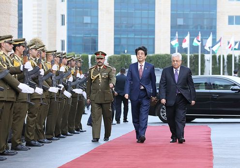 Photograph of the Prime Minister being welcomed by the President of Palestine