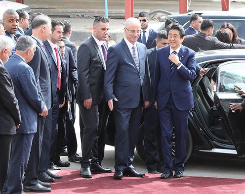 Photograph of the Prime Minister being welcomed by the Prime Minister of Palestine