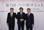 Photograph of the commemorative photograph session at the Japan-China-ROK Trilateral Summit Meeting
