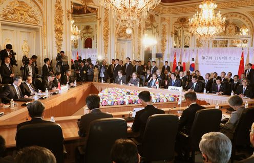 Photograph of the Prime Minister making a statement at the Japan-China-ROK Trilateral Summit Meeting