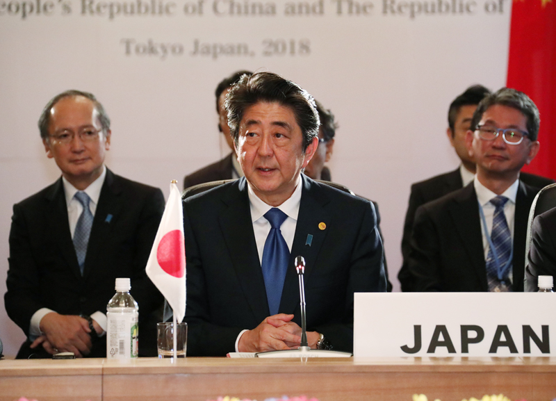 Photograph of the Prime Minister making a statement at the Japan-China-ROK Trilateral Summit Meeting