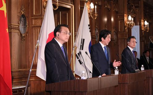Photograph of the Japan-China-ROK joint press announcement