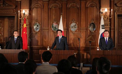 Photograph of the Japan-China-ROK joint press announcement